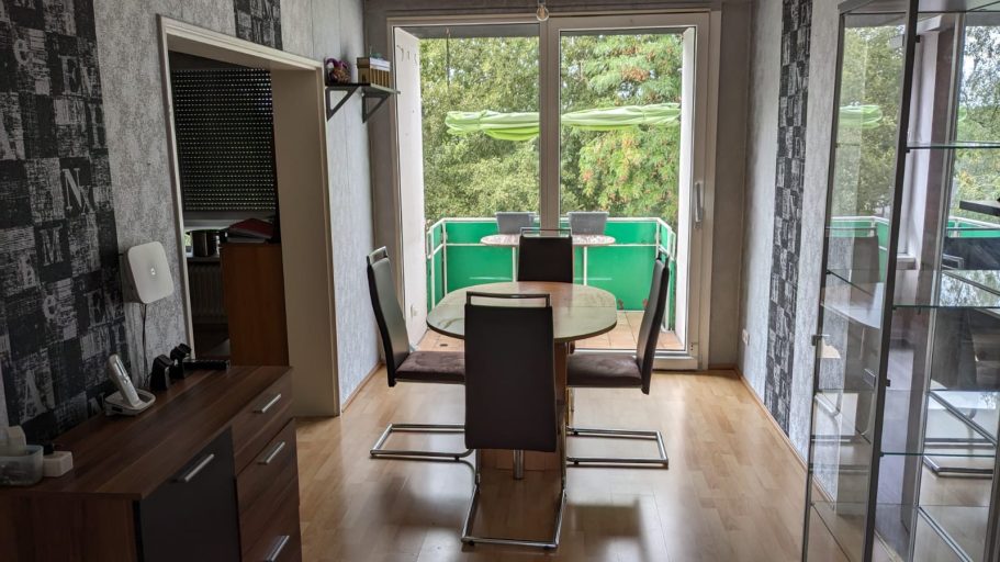 Essbereich mit Blick ins Grüne